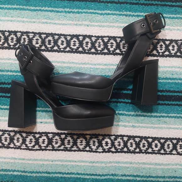 DKNY Black Chunky Heel Sandals - Picture 1 of 10